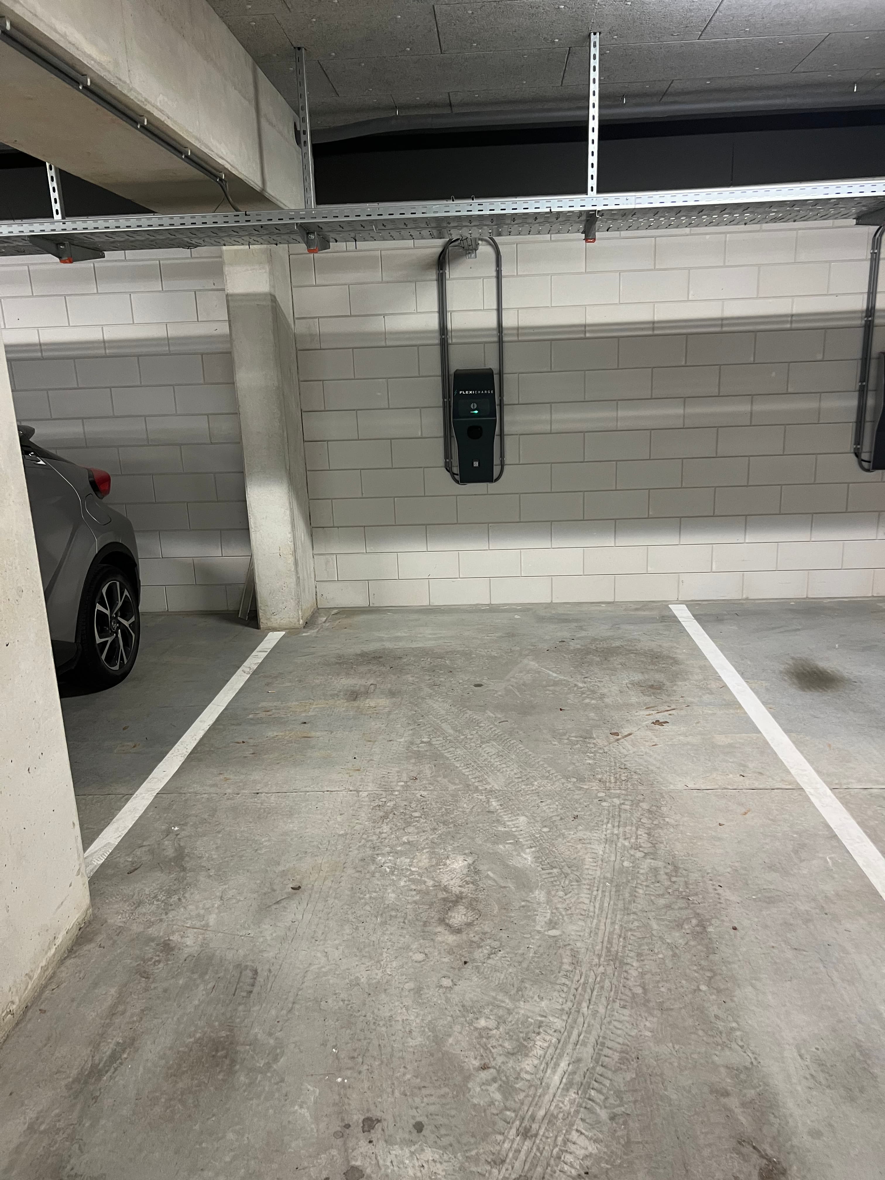 Inpandige parkeerplaats met laadpaal op loopafstand van centraal station