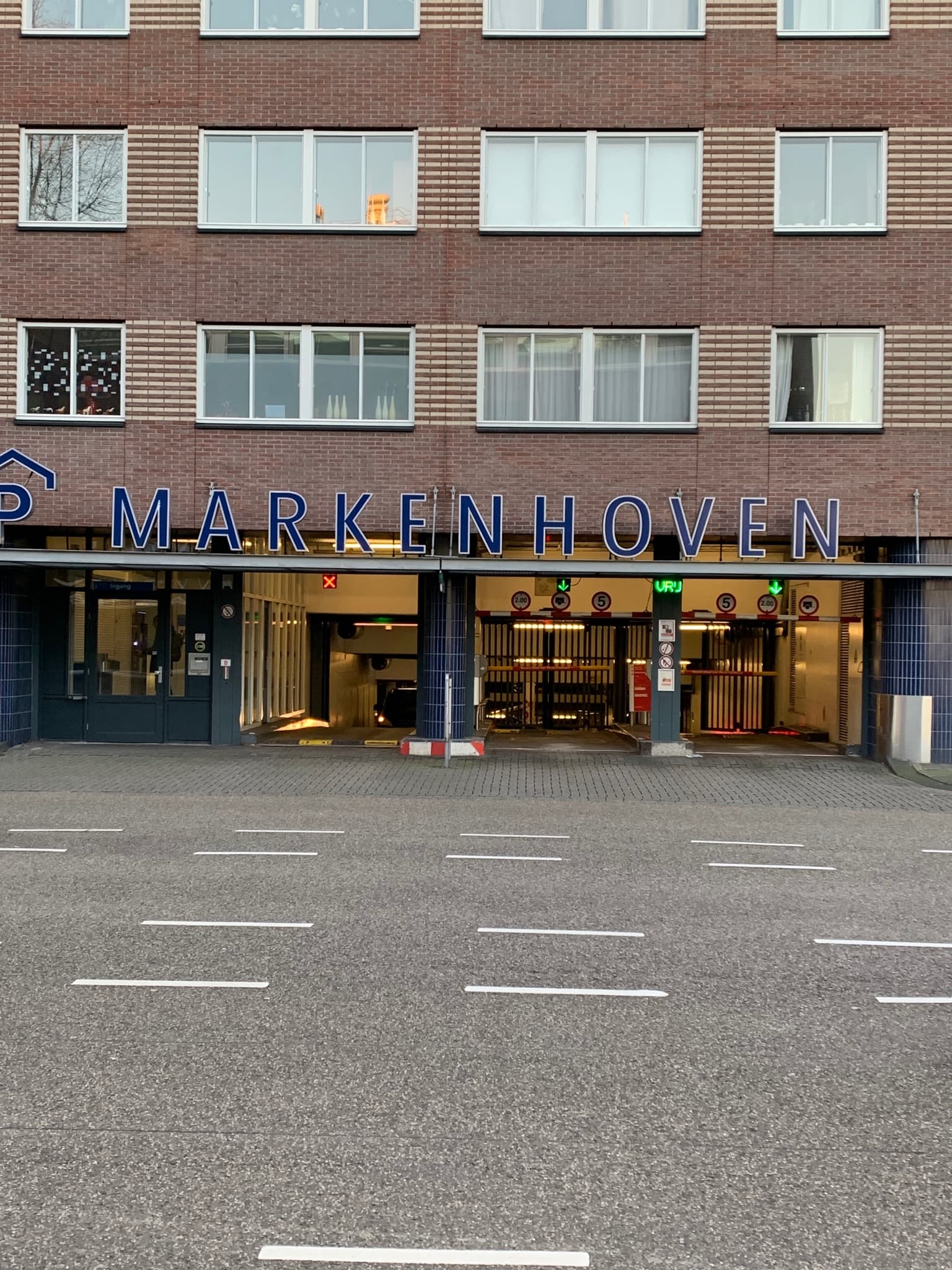 Ruime overdekte parkeerplaats Amsterdam centrum