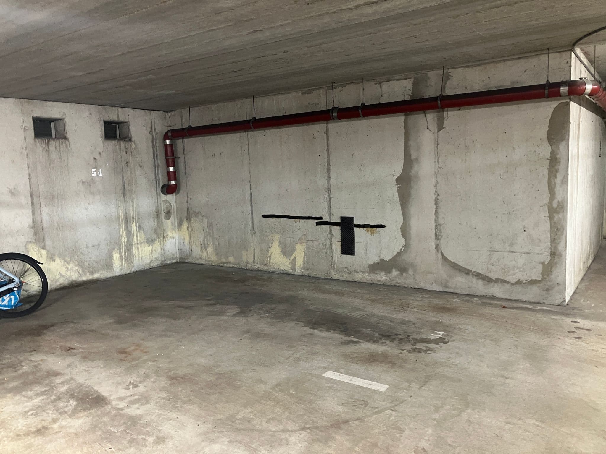 Parkeerplaats in garage overdekt