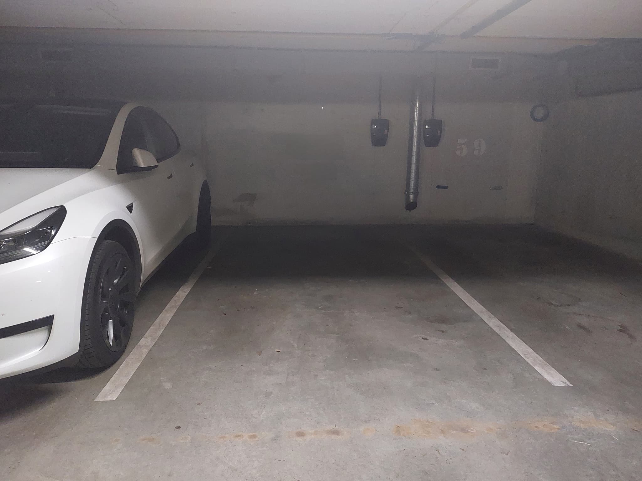 Inpandige parkeerplaats in de Pijp met laadpaal