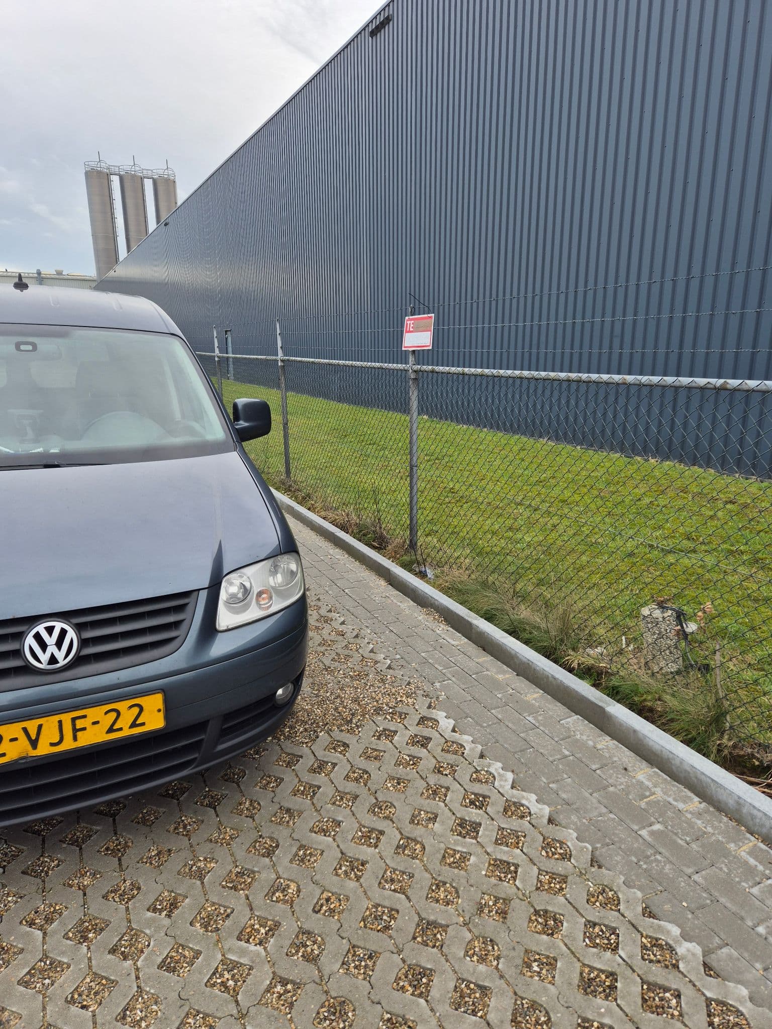 Te huur bij boxcomplex kerkrade bewaakte parkeerplaatsen