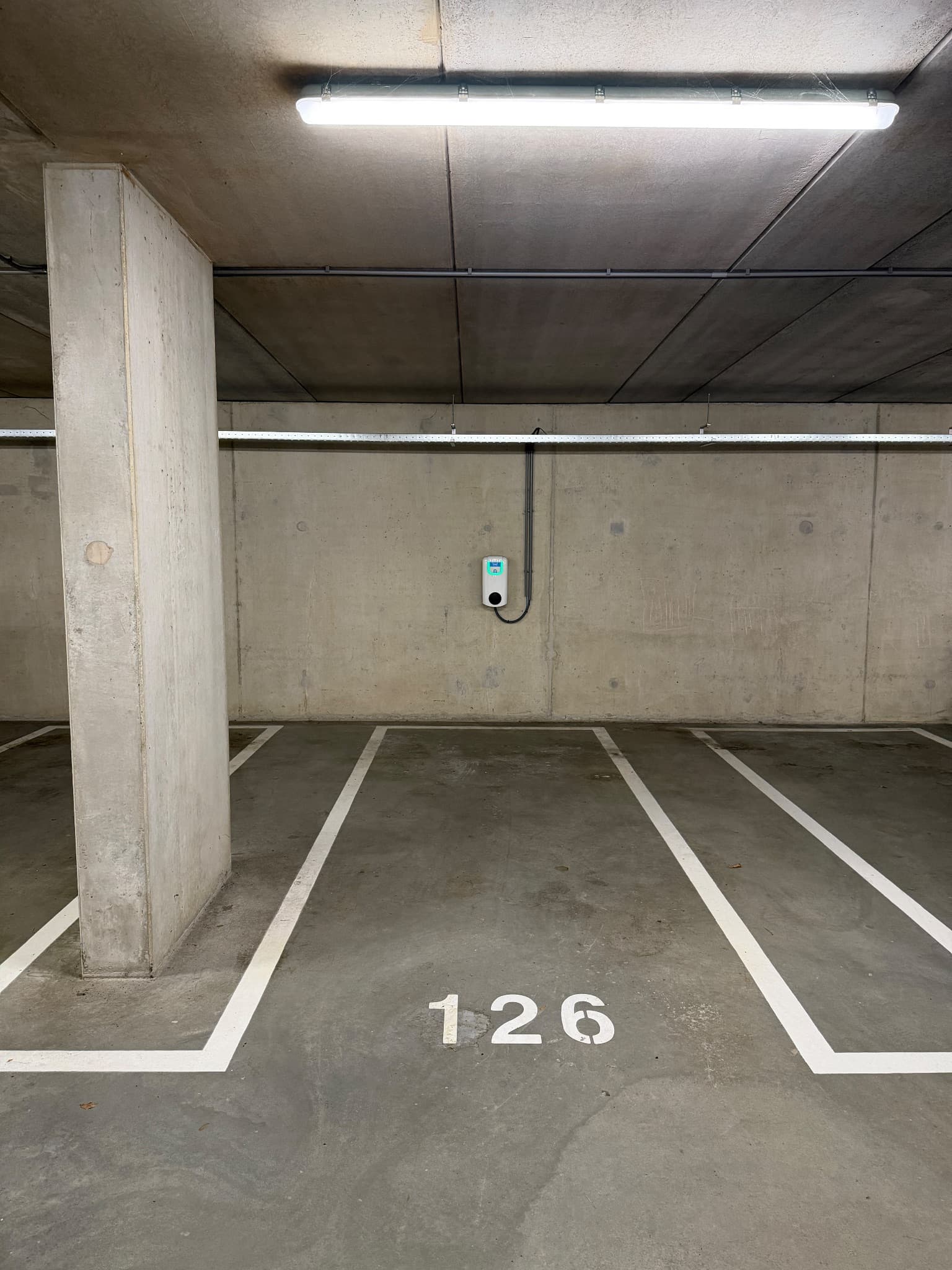 Parkeerplaats mét eigen laadpaal in parkeerplaats Piri Reis