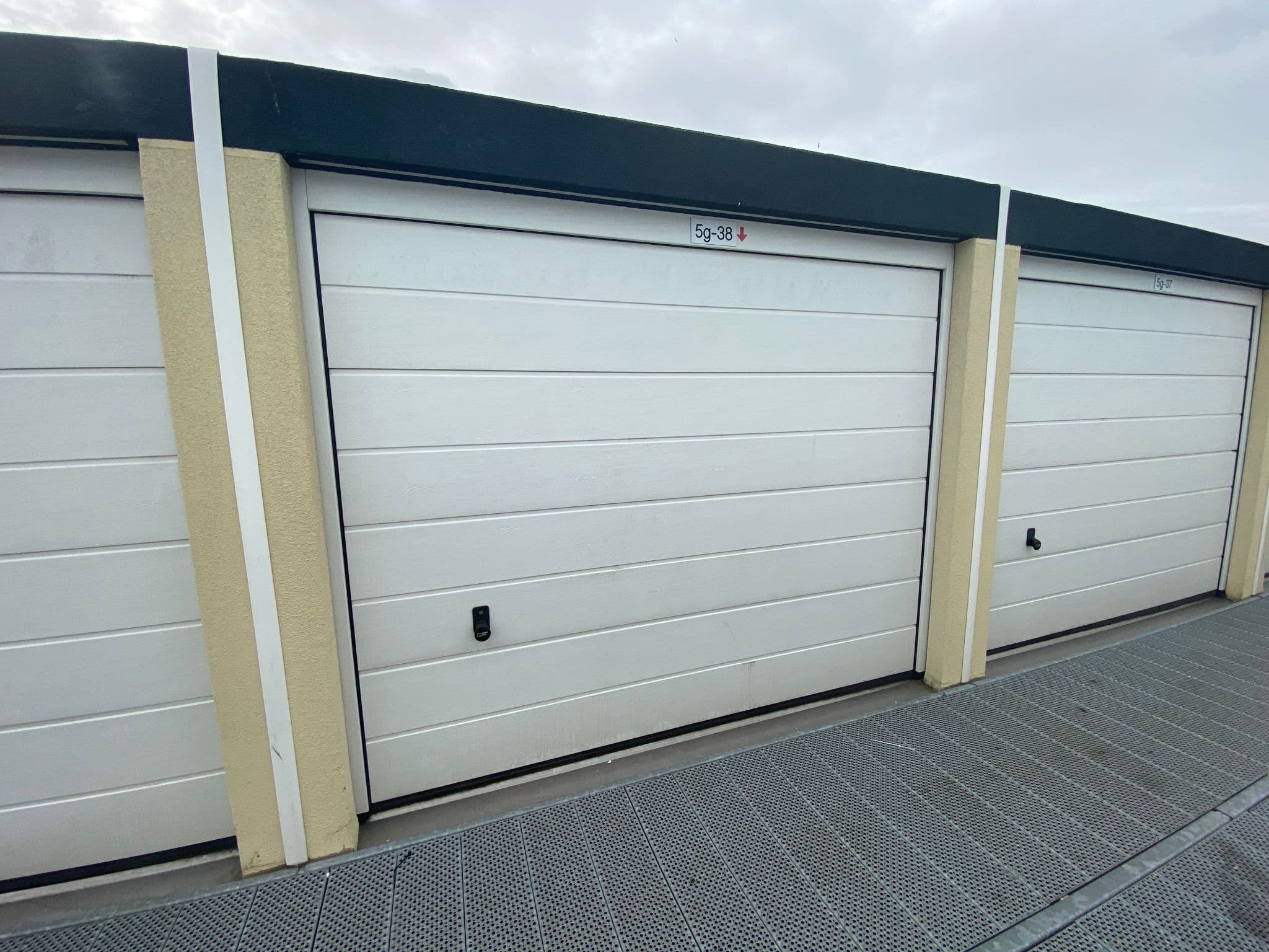 Garagebox van ca. 18 m² op afgesloten terrein.