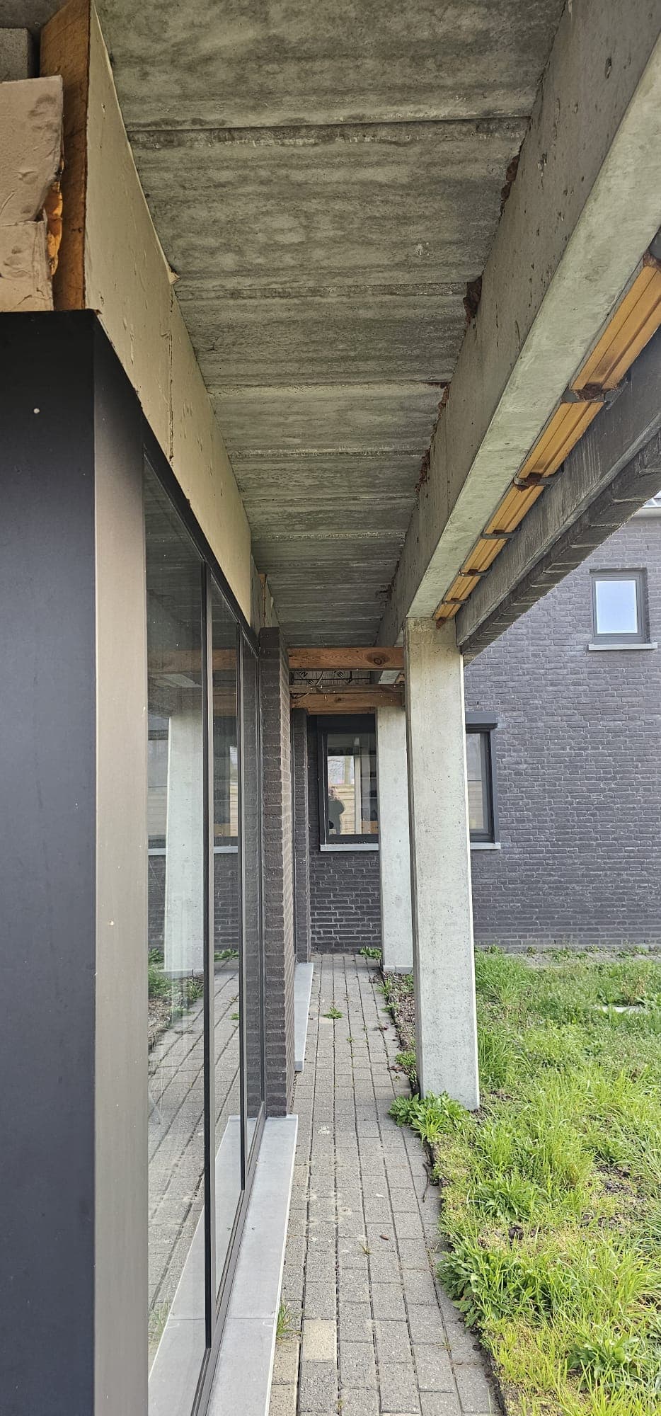 Nette ruime parkeerplaats te huur