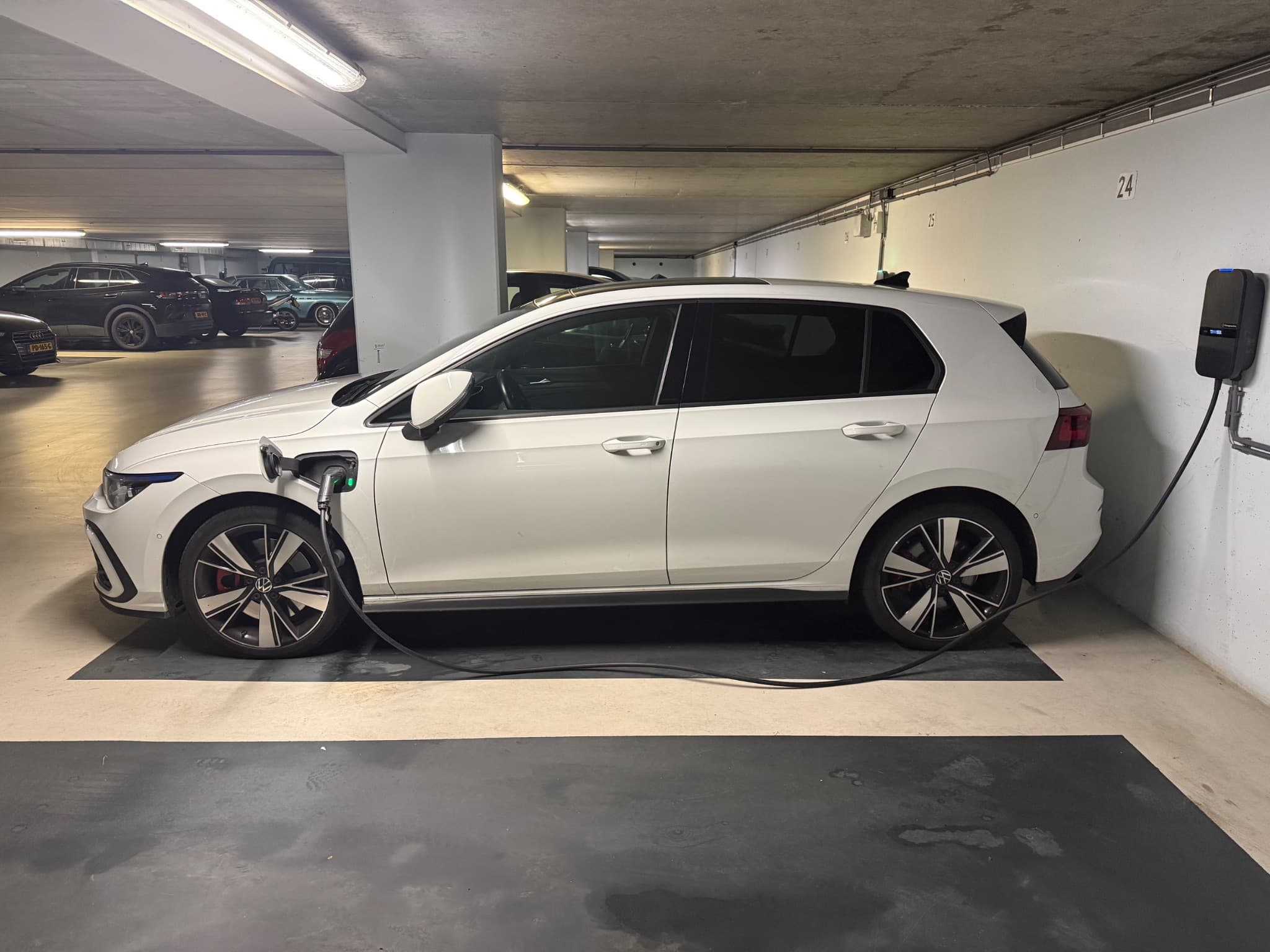 Overdekte parkeerplaats met laadpunt in Westerpark