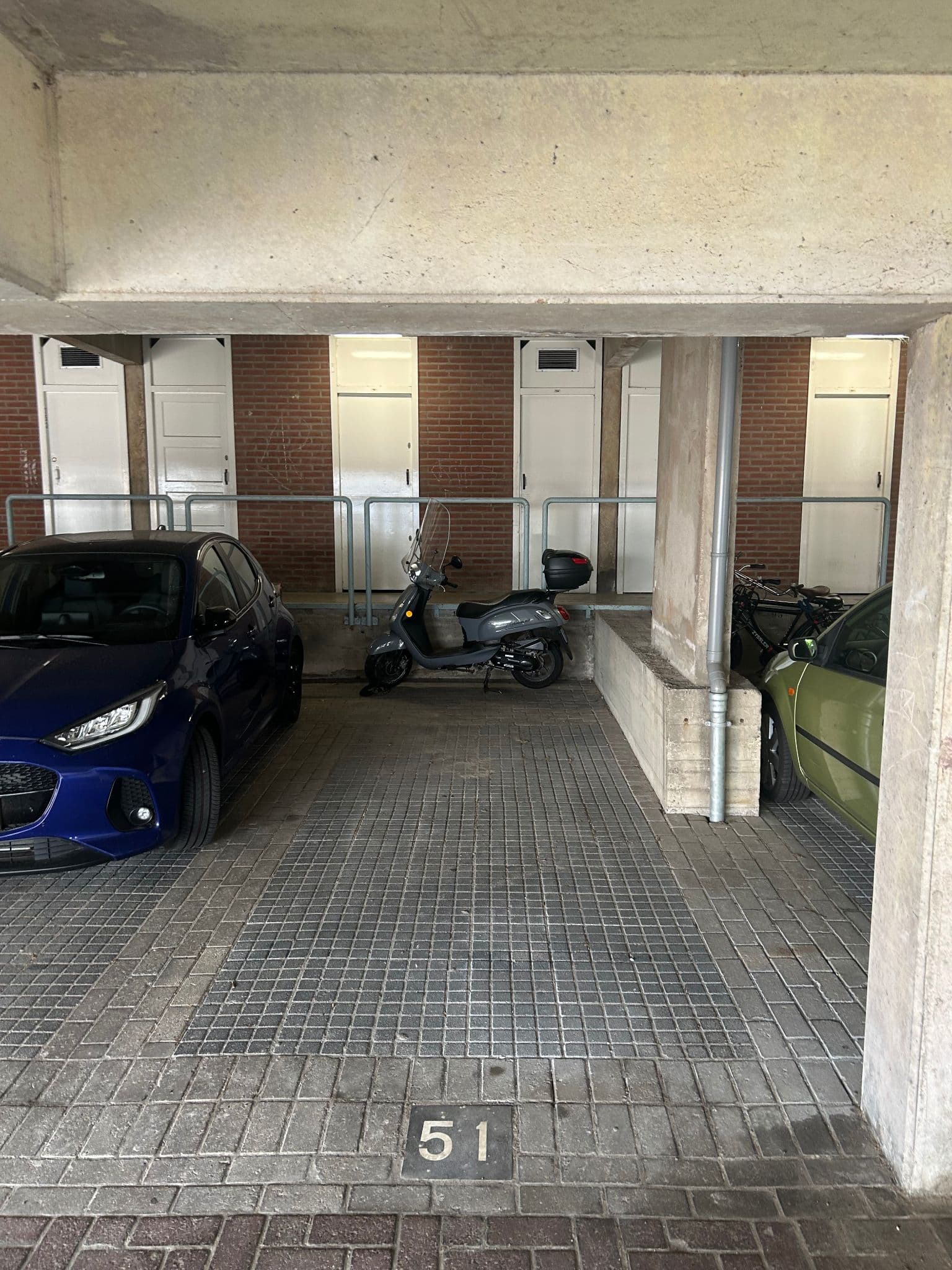 Parkeerplaats Frederikstraat te huur - Afgesloten, overderkt & camerabeveiligd